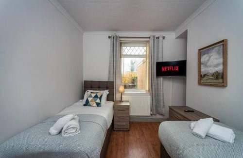 Llanelli Apartment | 5 Bed Home - Parking - Ideal for Contractors