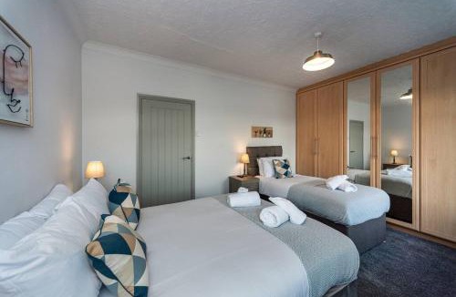 Llanelli Apartment | 5 Bed Home - Parking - Ideal for Contractors