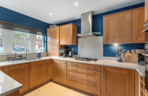Woking House | 5-Bed Home (sleeps 11), 3.5 Baths, Free Parking