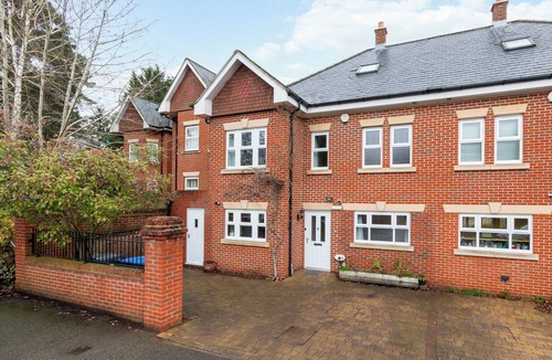 Woking House | 5-Bed Home (sleeps 11), 3.5 Baths, Free Parking