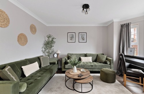 Woking House | 5-Bed Home (sleeps 11), 3.5 Baths, Free Parking