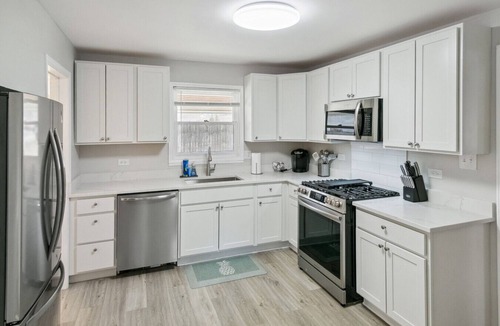 Russell Apartment | 5 Bed Home w/Big Yard & Front Porch by Navy Base