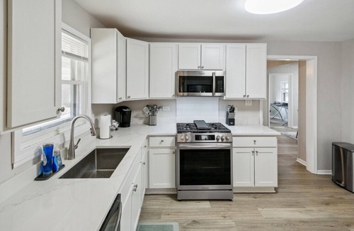 Russell Apartment | 5 Bed Home w/Big Yard & Front Porch by Navy Base