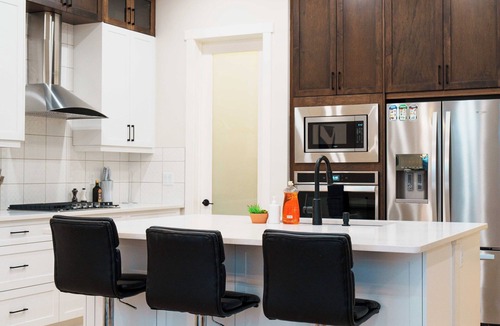 Evanston House | 5 Bed House | Close to Airport| Close to Mountains