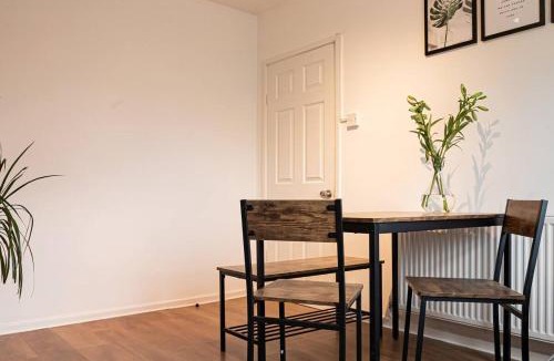 Banbury House | 5 Bed House - Free Parking