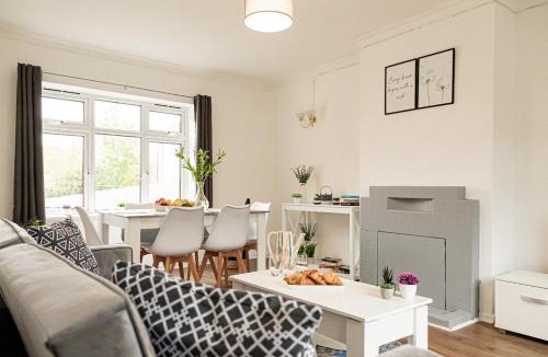 Banbury House | 5 Bed House - Free Parking