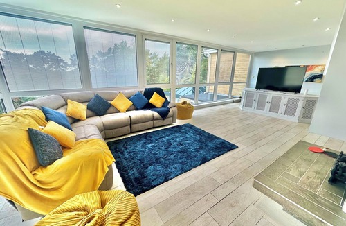 St Leonards House | 5 Bed House - Pool - Hot Tub - Sauna - Pool Table - Near New Forest - Sleeps 12
