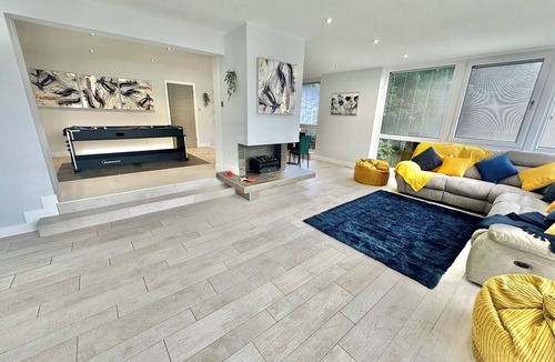 St Leonards House | 5 Bed House - Pool - Hot Tub - Sauna - Pool Table - Near New Forest - Sleeps 12