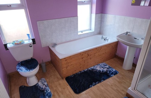 Stoke-on-Trent House | 5 Bed House - Sleeps 6 - Wifi - Parking