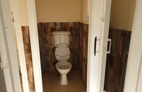 Stoke-on-Trent House | 5 Bed House - Sleeps 6 - Wifi - Parking