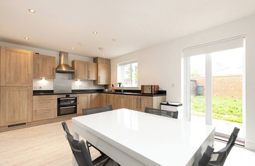 Ashford House | 5 Bed House - Sleeps 9 - Pets - Garden - Parking