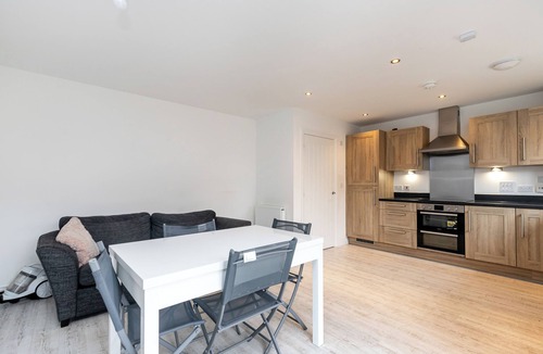 Ashford House | 5 Bed House - Sleeps 9 - Pets - Garden - Parking