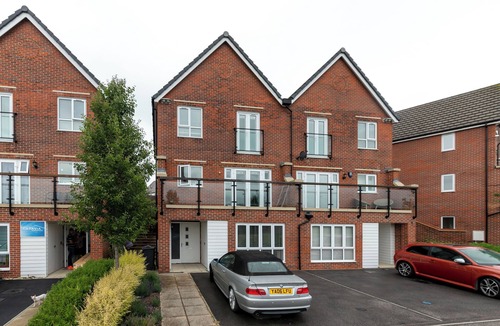 Ashford House | 5 Bed House - Sleeps 9 - Pets - Garden - Parking