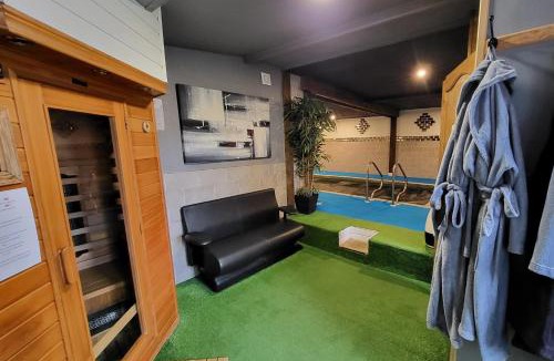 Isigny-le-Buat House | 5 Bed House - Sleeps 10 - Pets - Pool - HotTub