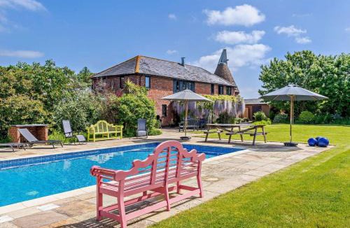 Abbess Roding House | 5 Bed in Ashford oc-76428