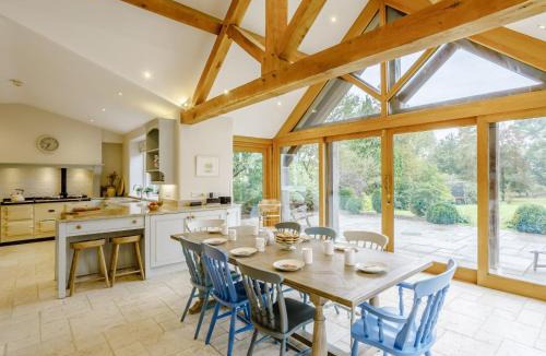 Blackford House | 5 Bed in Holton 79062