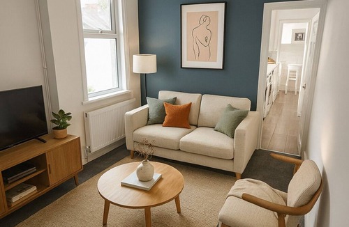 Wolverhampton House | 5-Bed, Wolverhampton | Modern Stay + Free Parking