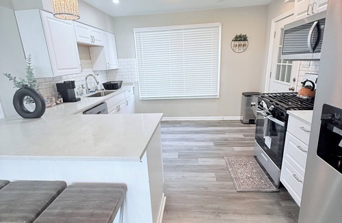 Franklin Park House | 5-bedroom 2 bath home with spacious yard-15 min to O'Hare Airport-Chicago