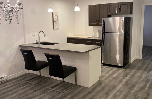 Fort Gary House | 5 Bedroom, 2 kitchen FRESH home