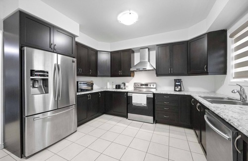 Mount Pleasant House | 5 Bedroom & 3.5 Bathroom ~Fits 10 ~Spotless Stay