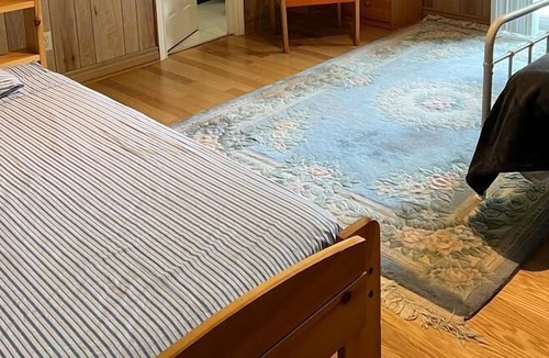 Tiny House | 5 Bedroom, 4-season Cottage , Private Beach in Tiny