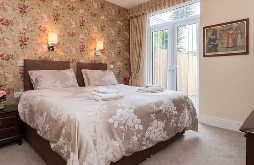 Weston-super-Mare Cottage | 5 bedroom accommodation in Weston-super-Mare