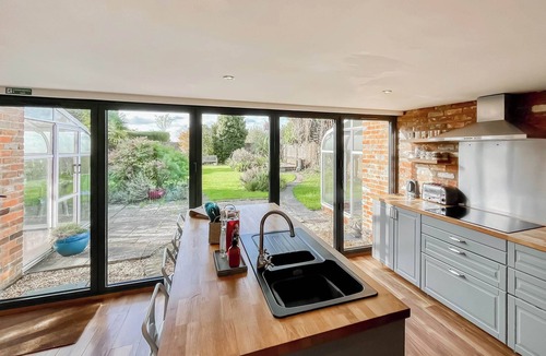 Trowle Common Cottage | 5 bedroom accommodation in Trowbridge