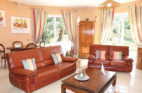 Montelimar House | 5 bedroom accommodation in Montélimar