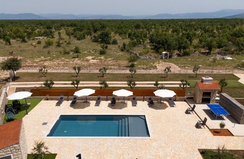 Bogatic House | 5 bedroom amazing home in Bogatic