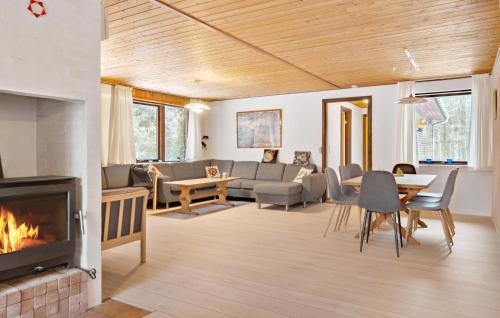 Skovgaarde House | 5 Bedroom Amazing Home In Herning