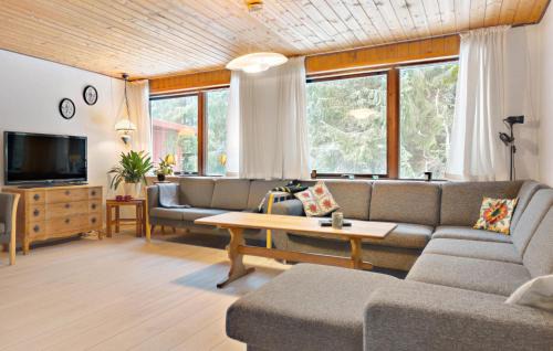 Skovgaarde House | 5 Bedroom Amazing Home In Herning