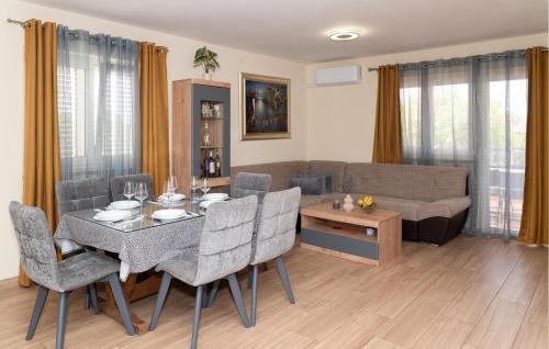 Bogatic House | 5 Bedroom Amazing Home In Bogatic