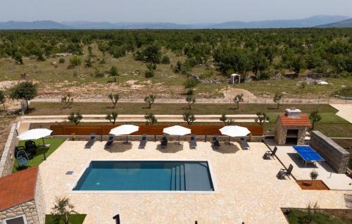 Bogatic House | 5 Bedroom Amazing Home In Bogatic
