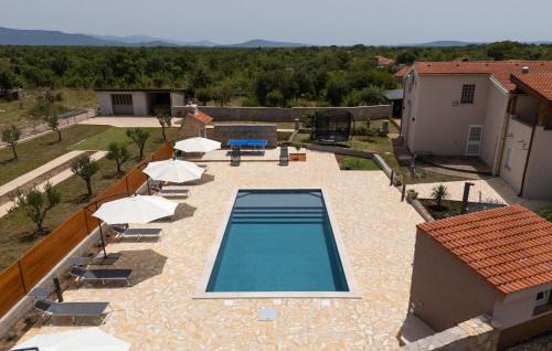 Bogatic House | 5 Bedroom Amazing Home In Bogatic