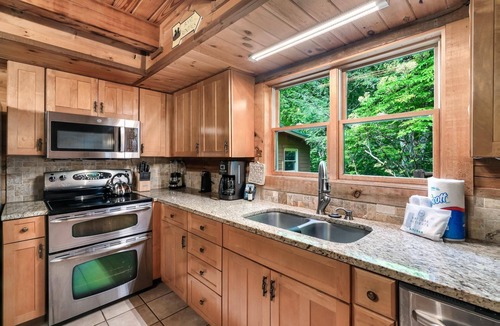 Cosby Cabin | 5-Bedroom Cabin with Private Seasonal Pool and Hot Tub