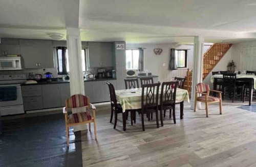 Roseneath House | 5 Bedroom Cottage at Rice Lake!