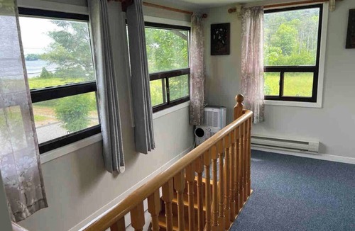 Roseneath House | 5 Bedroom Cottage at Rice Lake!