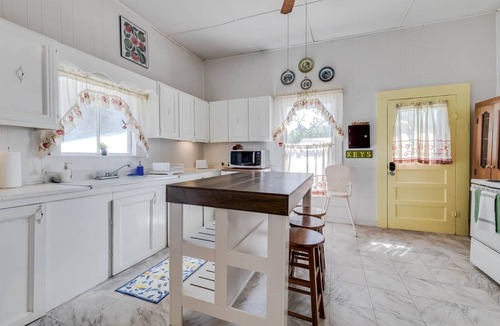 Meldrim House | 5 Bedroom Country Living 20 Mins from Savannah!