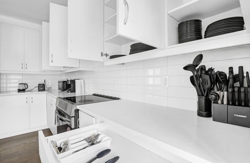 Kitchener House | 5 Bedroom Estate | Sleeps17 | 65"TV | Free Parking