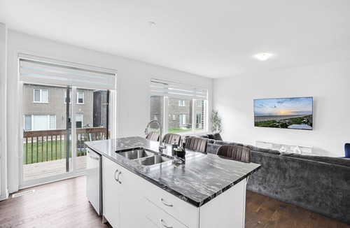Kitchener House | 5 Bedroom Estate | Sleeps17 | 65"TV | Free Parking