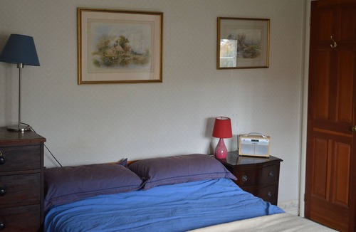 Botley House | 5 bedroom family home in friendly village by local country park, river and coast