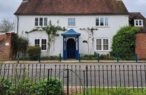 Botley House | 5 bedroom family home in friendly village by local country park, river and coast