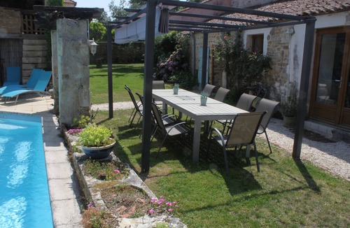 La Chapelle-Themer House | 5 bedroom gite with private pool in village setting
