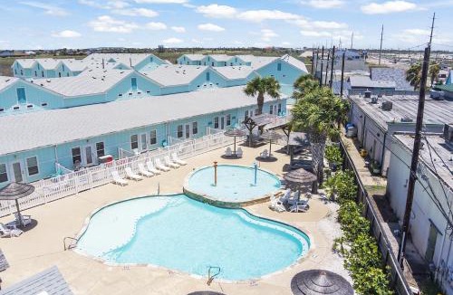 Corpus Christi House | 5 Bedroom Heated Pool Pet-Friendly King Bed Near White Cap Beach Patio Grill