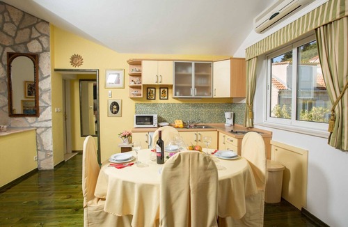 Lapad House | 5 bedroom holiday home with balcony