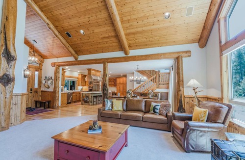 Sunriver House | 5 bedroom home with private hot tub, shared pool and gourmet kitchen
