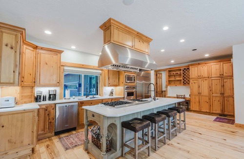Sunriver House | 5 bedroom home with private hot tub, shared pool and gourmet kitchen