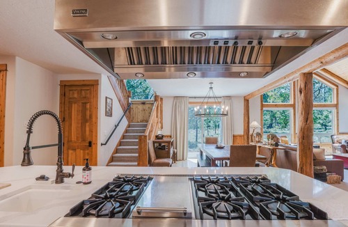 Sunriver House | 5 bedroom home with private hot tub, shared pool and gourmet kitchen