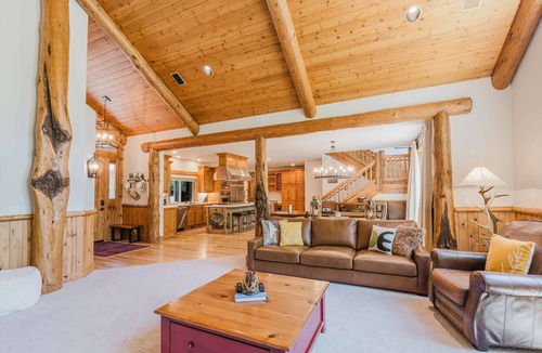 Sunriver House | 5 bedroom home with private hot tub, shared pool and gourmet kitchen