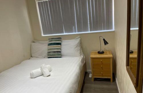 Dagenham Apartment | 5 Bedroom House by monishortlets